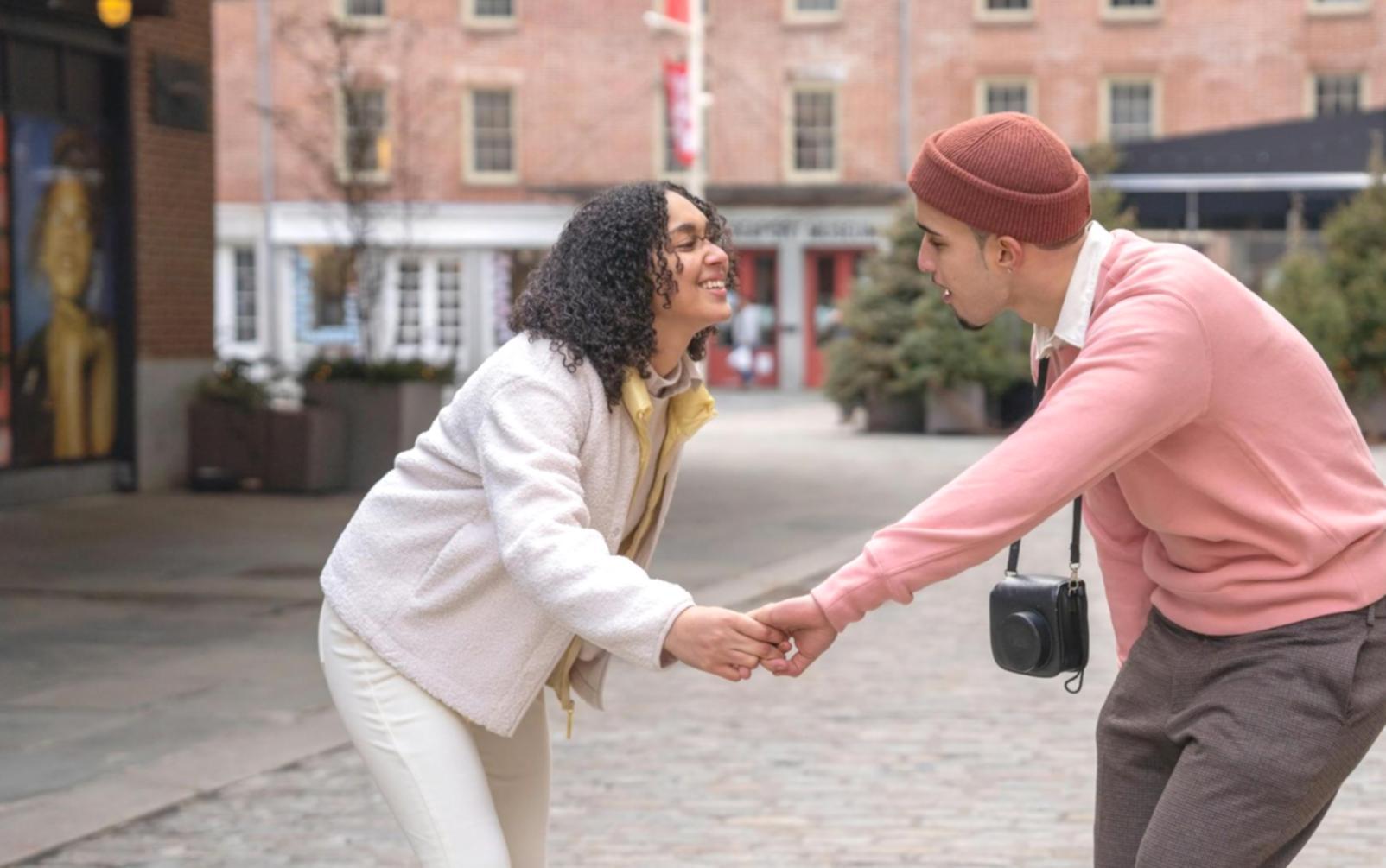 Moments de complicité entre parents et enfants dans un cadre familial chaleureux