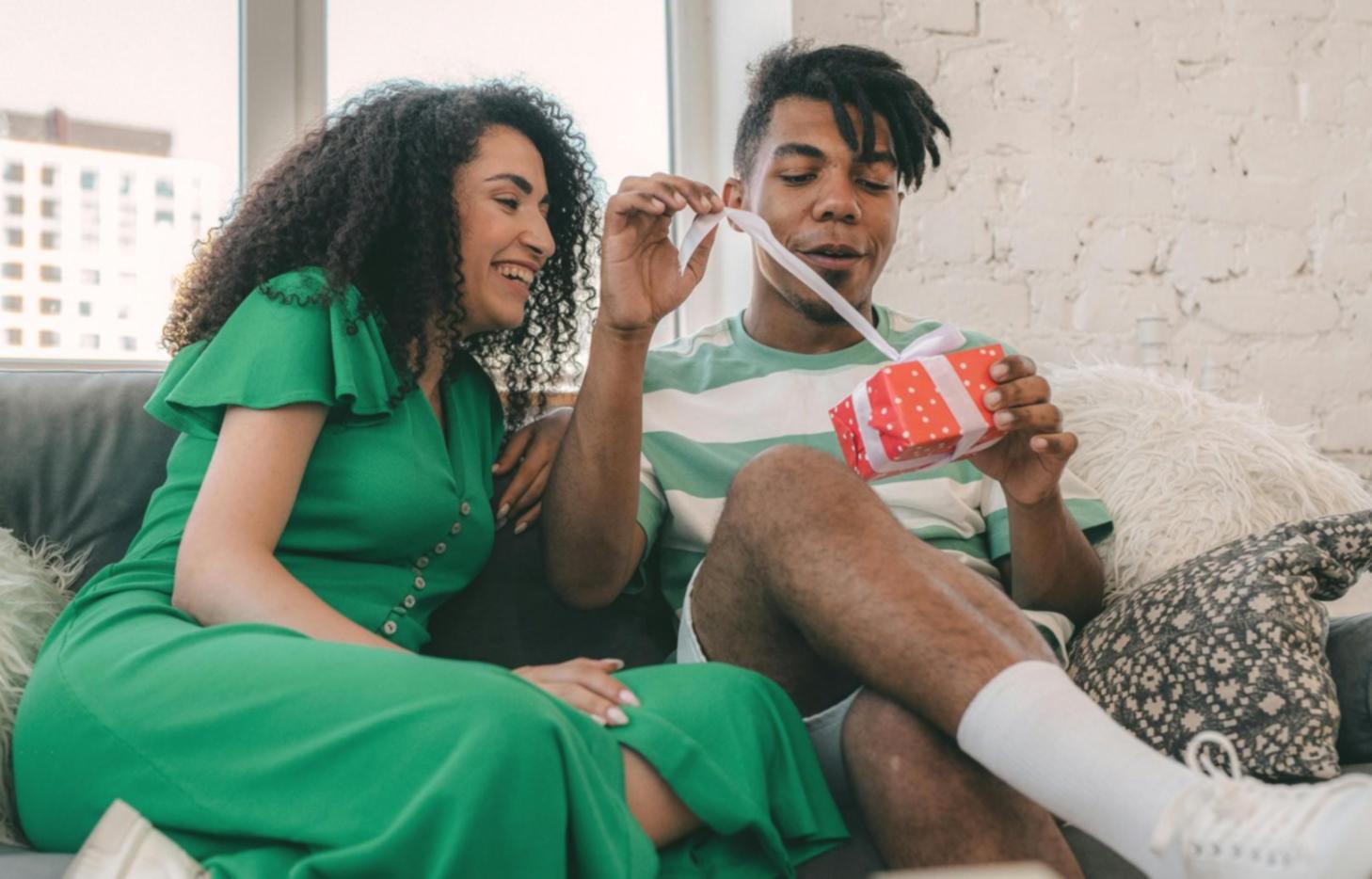 Famille heureuse partageant un moment de complicité ensemble